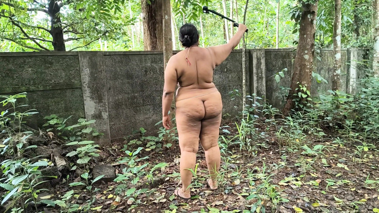 Anne Ipe: Awek montel desi berbogel di dalam hutan