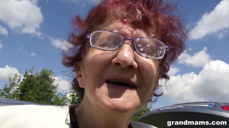 Grandmams: 80-letnia kobieta ssie 18-letniego faceta