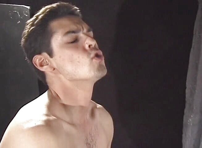 Bareback TV: Pantat bahenol cewek kulit hitam ini dientot habis-habisan sama cowok...