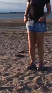 Spogliarello sulla spiaggia pubblica