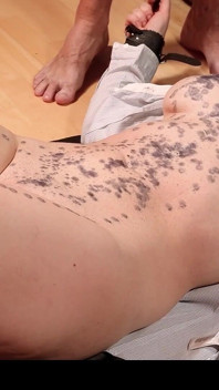 Supusă legată este chinuită cu lumânare fierbinte ceară peste țâțele și pizda ei înainte de a i se permite să aibă orgasm