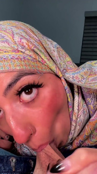 Aaliyah si cewek berhijab lagi pamer lingerie seksinya dan dicrot di muka banyak banget