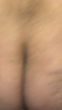 Une grosse MILF tatouée est prête pour son gangbang surprise