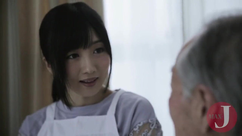 Asian happy ending: Słodka japońska pokojówka ssie penisa starca