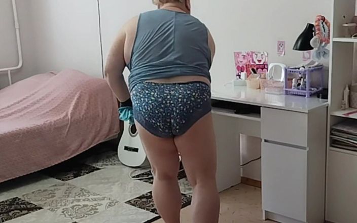 Sweet July: मैंने अपनी सास की जासूसी की और वह नग्न होकर कमरे की सफाई कैसे कर रही थी