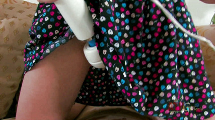 ATKIngdom: Drobná blondýnka ráda škádlí svou kundu s vibrátorem