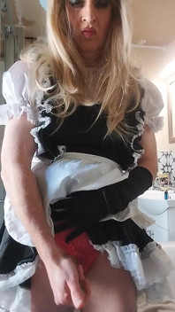 Zlobivá Sissy služka stříká ve službě