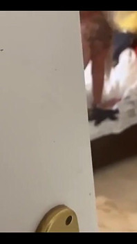 Seperti yang saya lakukan hampir setiap hari, saya pulang dari kerja sangat miang dan saya melancap, tetapi hari ini saya ditangkap di tengah-tengah aksi