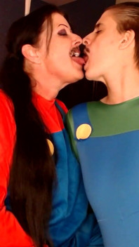 Baiser lesbien, cosplay d’Halloween