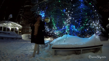 MILF Oxana: Desafio de inverno nu no parque