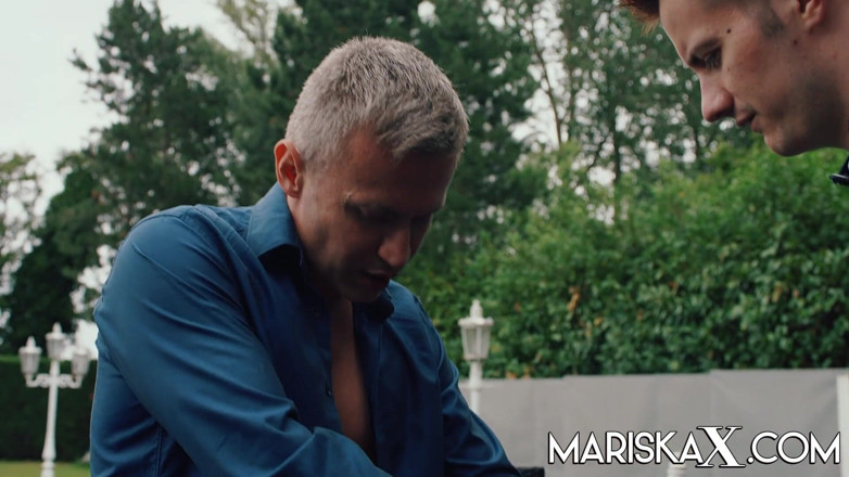 Mariska x: MARISKAX 마리스카는 외부의 두 남자와 팀을 이루어 태그를 가져옵니다.