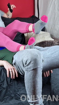 Amateur facesitting y ballbusting con calcetines y leggins