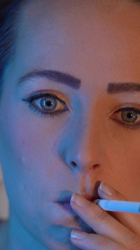 Sensual close-up fumando com pequena menina