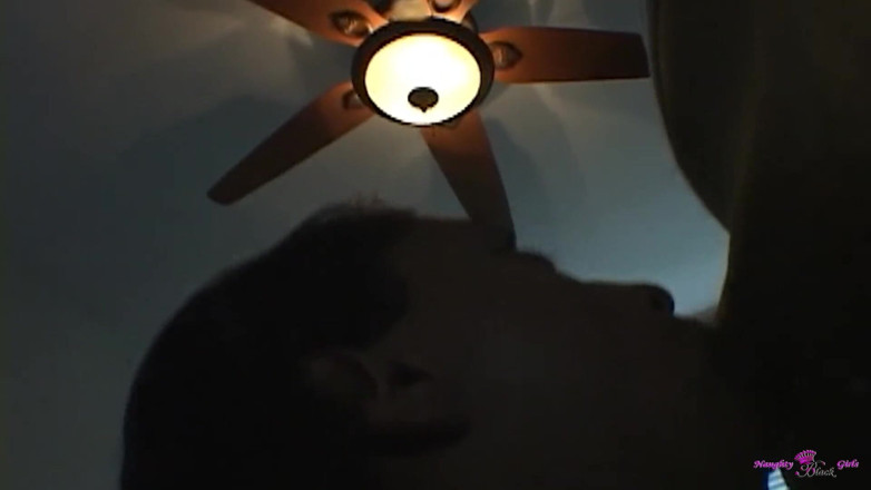 Naughty Black Girls: Die geile jessie zeigt ihre großen titten und nimmt den...