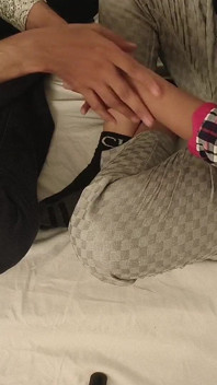 Il fratellastro ha osato toccare la mia figa vergine! Segue il Contorno della Mia figa in leggings
