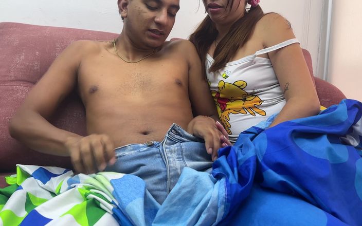 LILY_PUP: Mi india cachonda Hermanstra está aburrida de ver televisión, así...