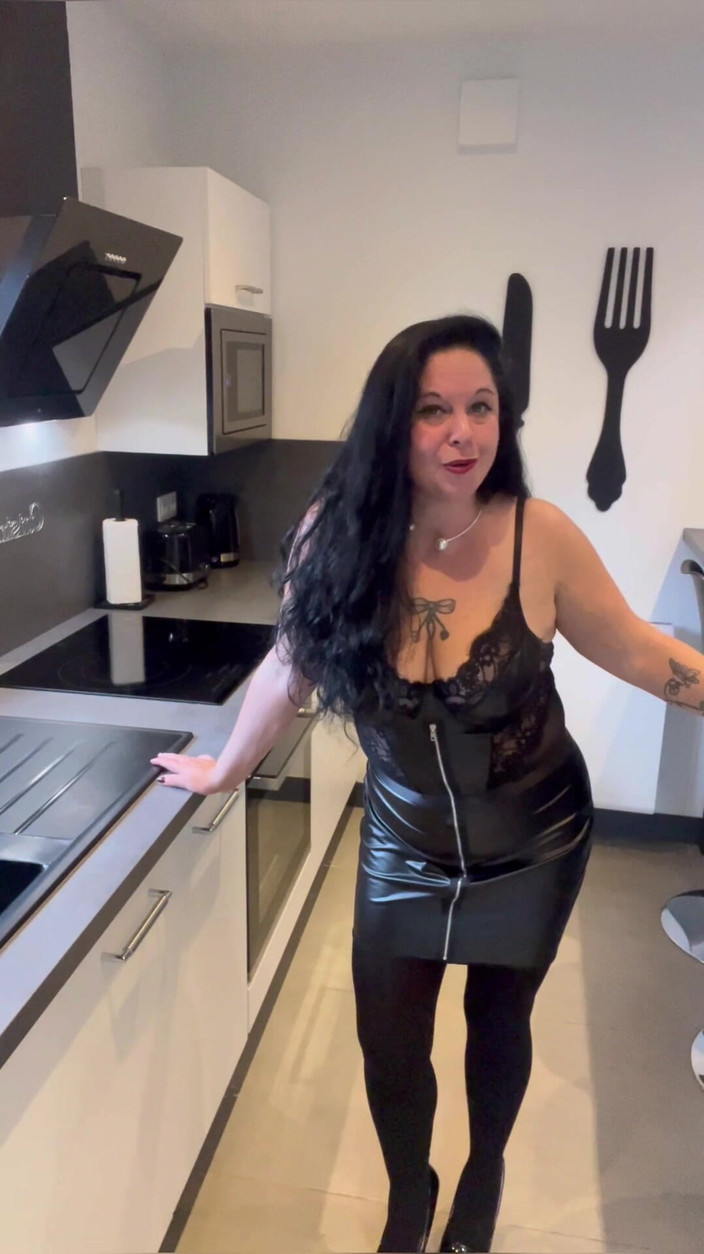 Maitresse Clara: JOI, nikmati di kaus kaki Anda