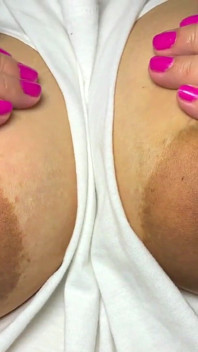 Formosa miLF si masturba, dolci gemiti mentre si strofina la figa e gioca con i capezzoli duri, viene così duro