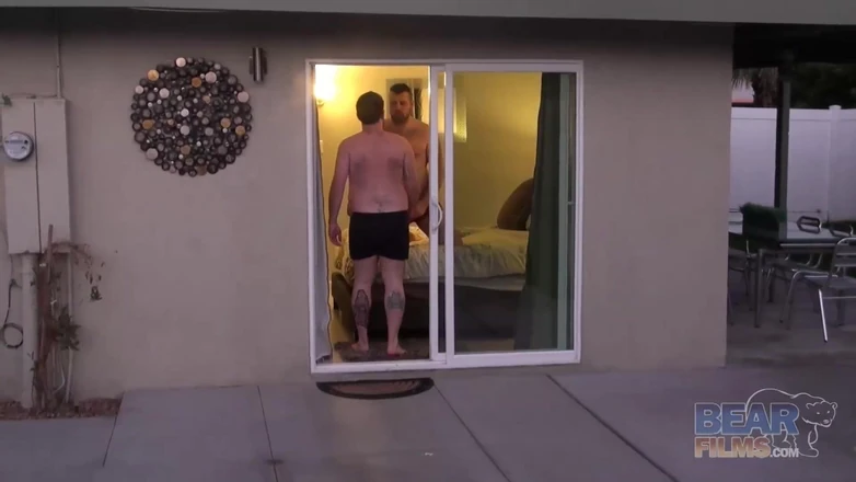 Bear Films: Bearfilms - Ben Chatham follada anal Rex Blue después de lamer...