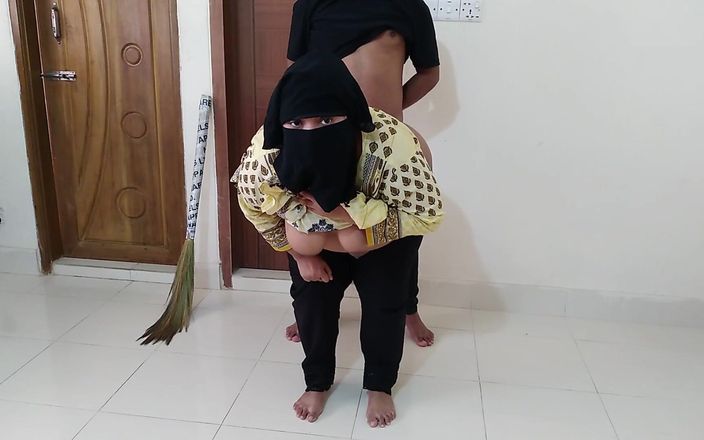 Aria Mia: Stor röv &amp;enorma bröst Hijabi städerska knullad av ägaren när hon städar...