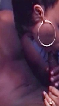 Pulă mare și neagră fute un transsexual negru cu țâțe mari în curul ei strâmt