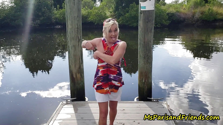 Ms Paris and Friends: 户外脱衣，口交和中出