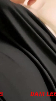 Dani Leg w tan rajstopach i seksownych obcasach i fontannie spust