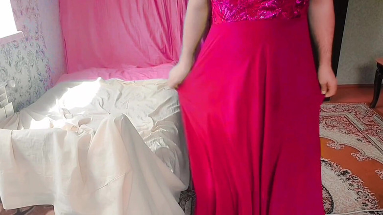 Kitty_Cross: Фембой с большой попкой модель сисси Kitty Cross в горячем наряде, большая вкусная задница, гладкая кожа, блестящие феминизы в любительском видео