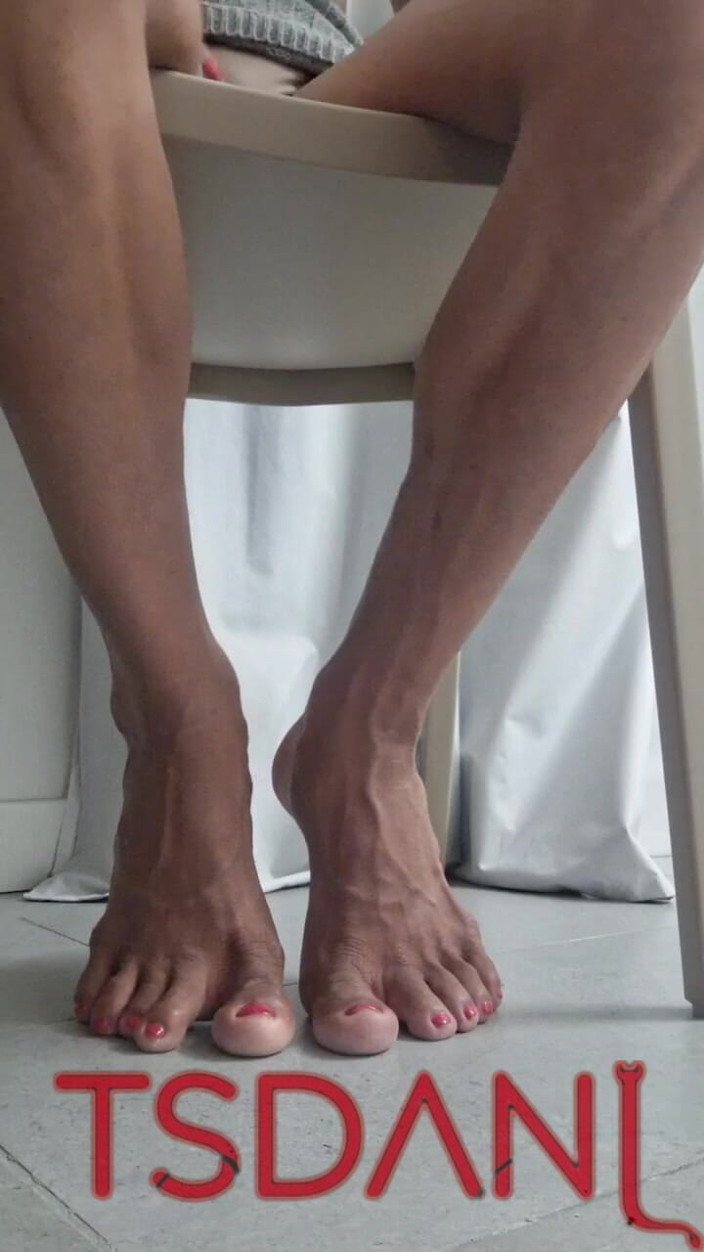 Tsdanisantos1: A casa, mostrando i miei piedi per voce, penso a...