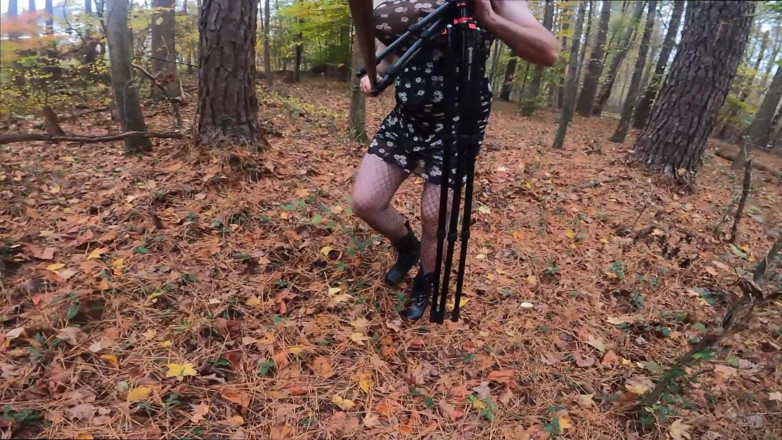 Jon Screcrow: Riesige Falsche Titten Transvestit Geht Im Wald Hinter Den Kulissen...