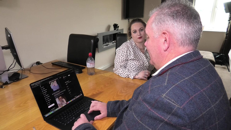 MattyFacial: Un patron baise une employée sur la table - Bambi