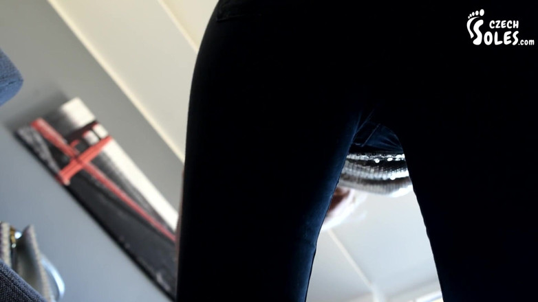 Czech Soles - foot fetish content: POV obryně chodidla a ale drcení