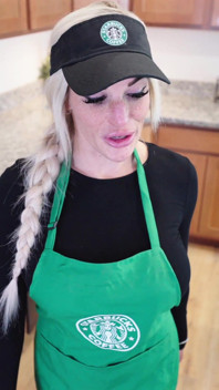 Prsatá Starbucks Barista stříká celé velké černé péro a polyká mrdku během své směny!!