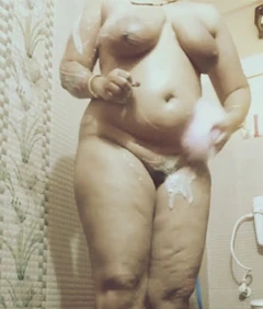 샤워하는 통통한 젖탱이