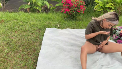 Naty Delgado: Hari berkelah! Saya mengongkek pepek basah ketat saya dengan pemandangan...