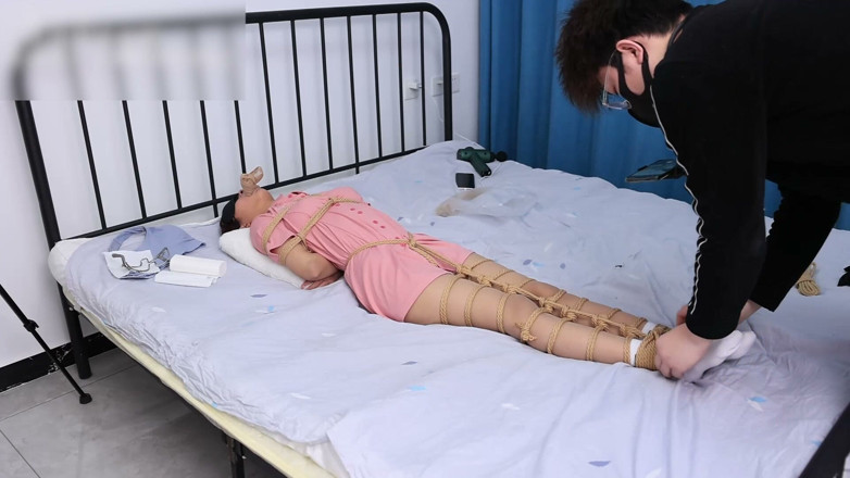 Asian bondage: Minha namorada está vestida de empregada, amarrada na cama e...
