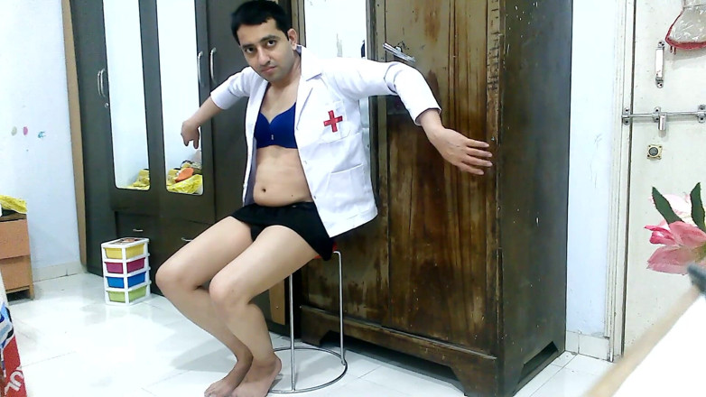 Cute & Nude Crossdresser: Heißer sissy-transvestat femboy Sweet Lollipop unterrichtet Yoga in einer krankenschwester-uniform.