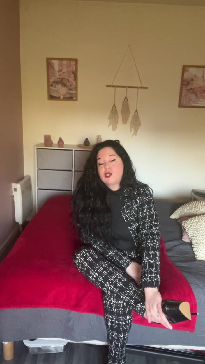 Maitresse Clara: Vi faccio vergognare tutti con eleganza