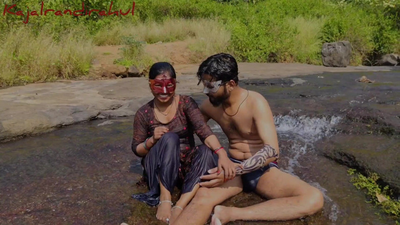 Sexy biwi: 私は義理の妹をジャングルに連れて行き、水中で彼女をファックしました