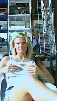 Seksi orta yaşlı seksi kadın garajda çıplak