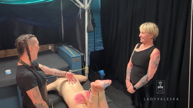 Lady Valeska: अधीनस्थ लड़की Alexia के लिए Bastinado