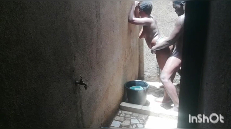 Pornsexlive: Liebe im geheimen in der afrikanischen dusche