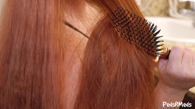 PedsRMeds: Julie Ginger расчесывает ее красивые длинные волосы