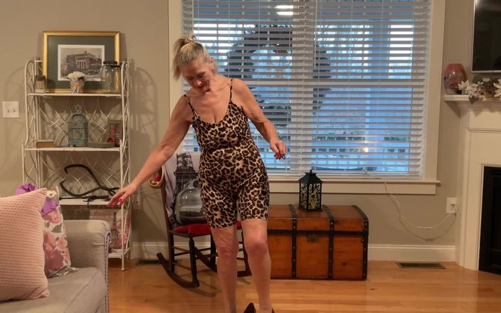 Danielle Dubonnet: Çıplak gilf model dani d olgun denemesi (sıkı mor tulum, leopar...