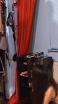 Brunette milf met kraag diep in keel dikke pik meester