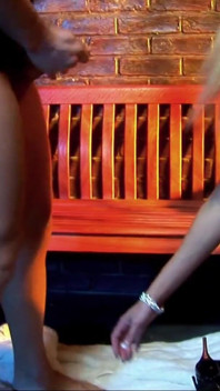 MILF si užívá, když bere toho tlustého ptáka do kundičky, zatímco kouří