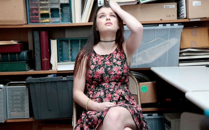 Shop Lyfter: Boef meid betrapt en geneukt