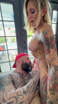 Awek blonde transeksual bertetek besar memperdaya lelaki Maga