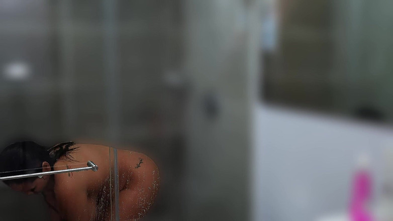 GIULIANA_BIG: 深色发大胸在健身后浴缸里被摸