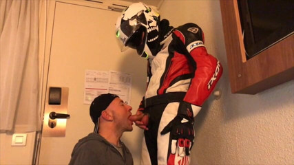 Gaybareback: Follada en motocicleta en hotel
